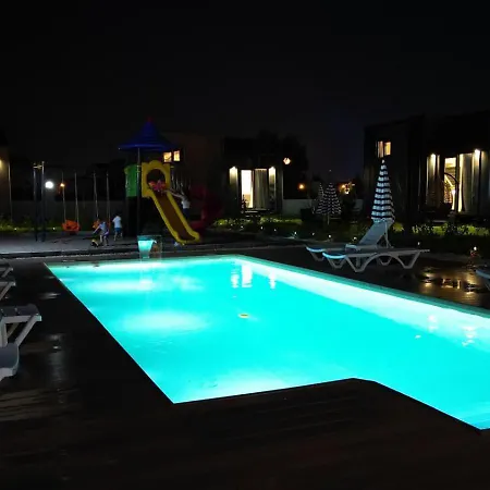 Serenity Village באלאק