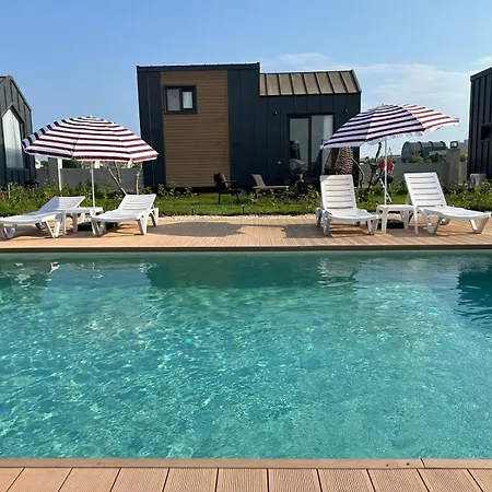 Serenity Village מלון דירות באלאק