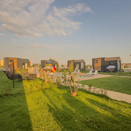 Serenity Village באלאק