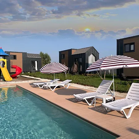 Serenity Village מלון דירות באלאק