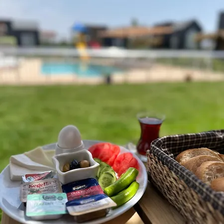 Serenity Village מלון דירות באלאק